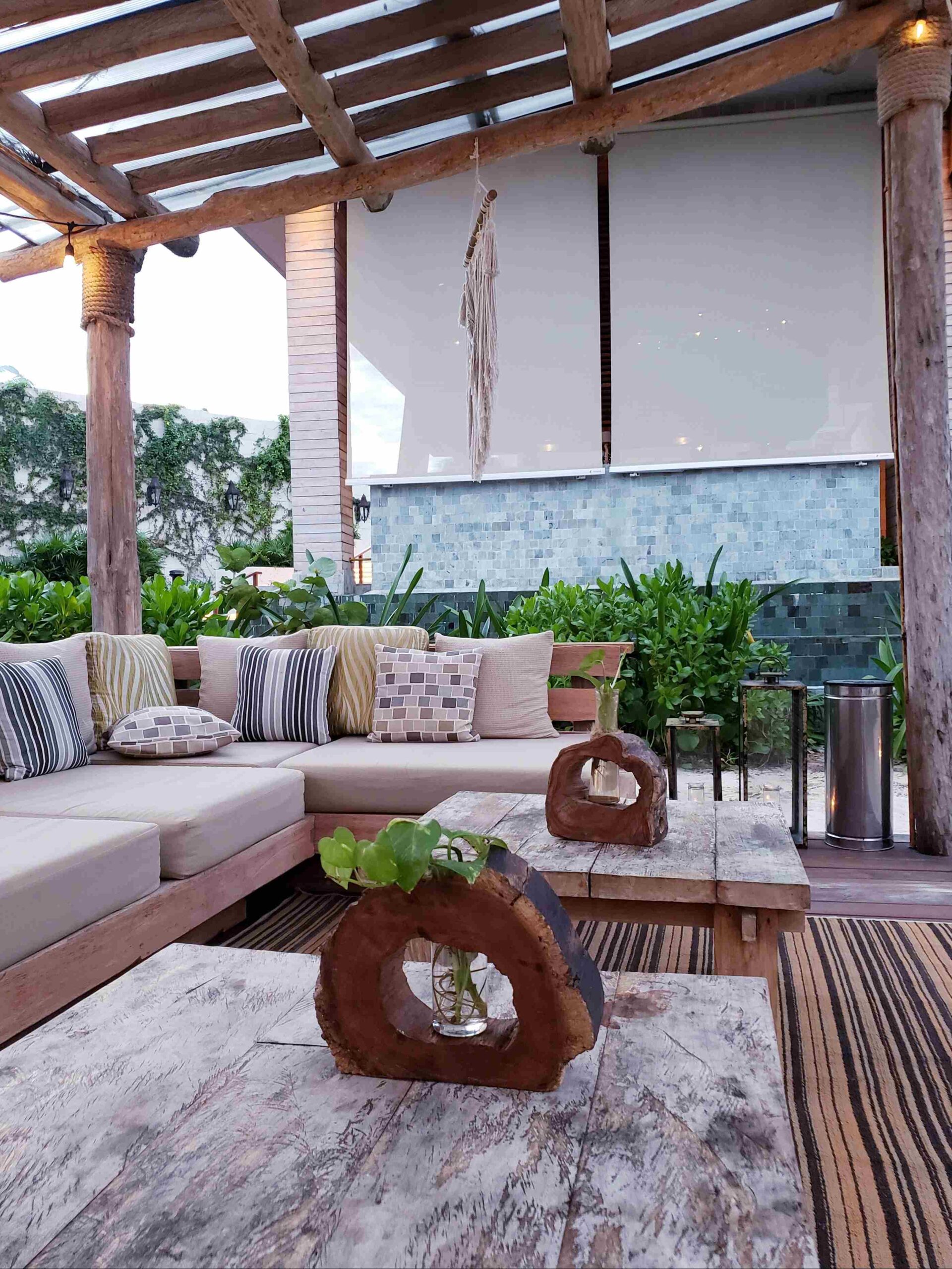 comfortable-outdoor-living-area-with-neutral-accen-2026-03-17-17-46-49-utc_11zon